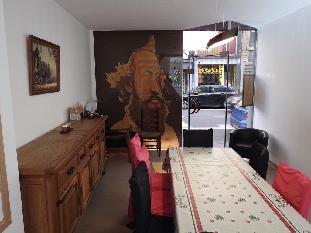 Hotel Les Voisins De Mr Sax Dinant Esterno foto
